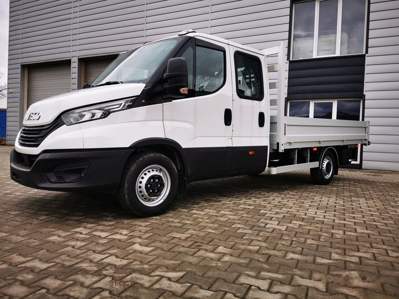 IVECO Daily 180KM r. oś 4100 - Flatbed van: picture 4 IVECO Daily 180KM r. oś 4100 - Flatbed van: picture 4