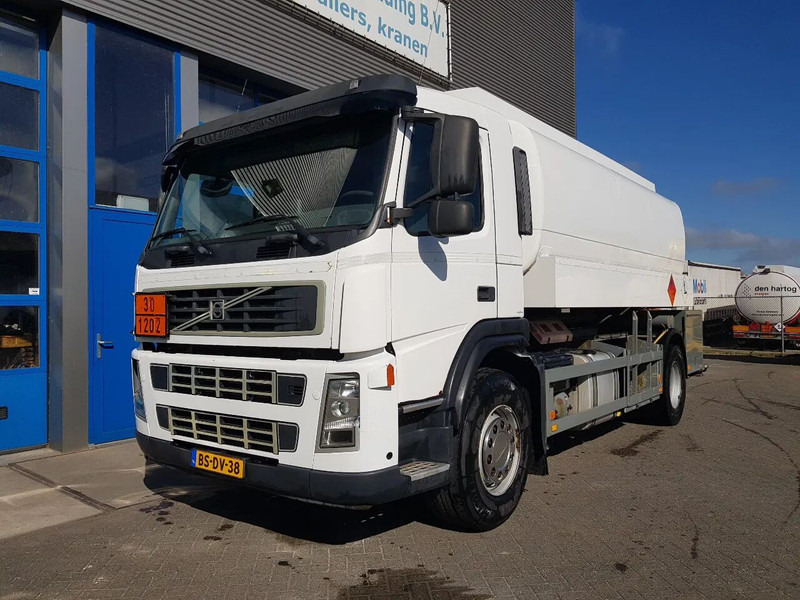 Volvo FM 9.340 Petrol, Diesel 17000 Ltr. 3 Compartementen - Tank truck: picture 1 Volvo FM 9.340 Petrol, Diesel 17000 Ltr. 3 Compartementen - Tank truck: picture 1