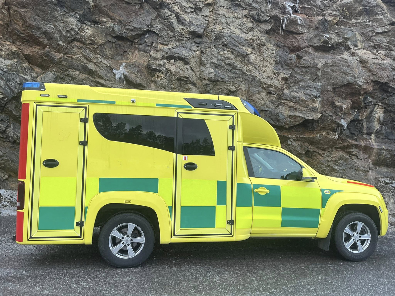 VOLKSWAGEN Amarok 4motion - AMBULANCE / ambulanse / ambulanssi - Ambulance: picture 4 VOLKSWAGEN Amarok 4motion - AMBULANCE / ambulanse / ambulanssi - Ambulance: picture 4
