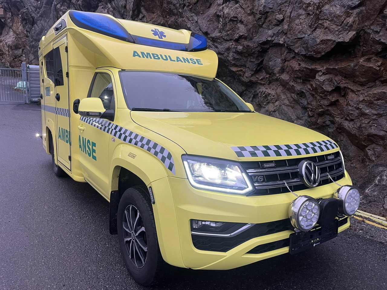 VOLKSWAGEN Amarok XL 4motion - AMBULANCE /Krankenwagen - Ambulance: picture 2 VOLKSWAGEN Amarok XL 4motion - AMBULANCE /Krankenwagen - Ambulance: picture 2