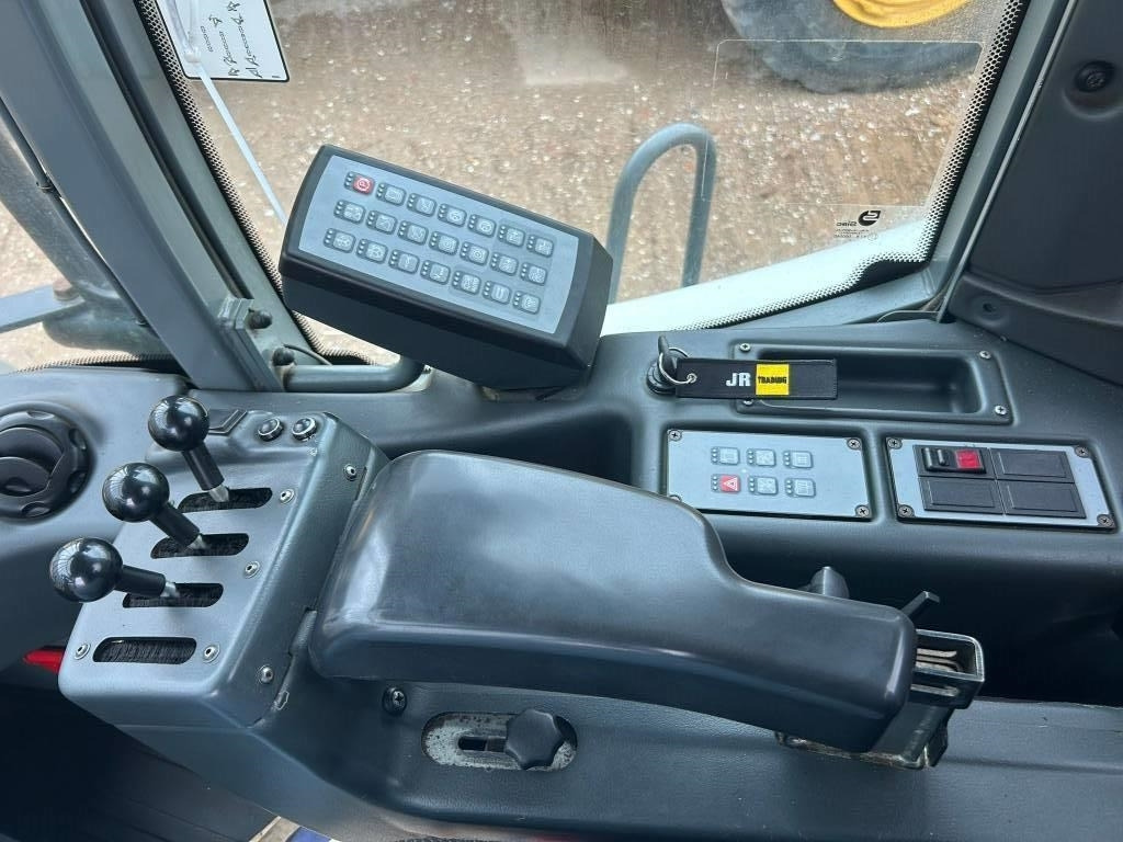 Leasing of Liebherr L 550 (Comes with High-tip - Mit Hochkipper) Liebherr L 550 (Comes with High-tip - Mit Hochkipper): picture 17 Leasing of Liebherr L 550 (Comes with High-tip - Mit Hochkipper) Liebherr L 550 (Comes with High-tip - Mit Hochkipper): picture 17