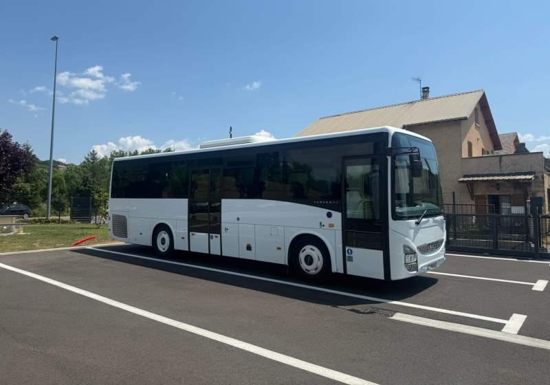 Iveco CROSSWAY/ DŁUGOŚĆ 10.70 M / MANUAL / EURO 6 - Suburban bus: picture 1 Iveco CROSSWAY/ DŁUGOŚĆ 10.70 M / MANUAL / EURO 6 - Suburban bus: picture 1