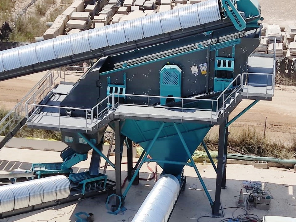 Constmach 140-180 Tph Crible Vibrant 2-3-4 Étages 1800x5000 mm - Screener: picture 1 Constmach 140-180 Tph Crible Vibrant 2-3-4 Étages 1800x5000 mm - Screener: picture 1