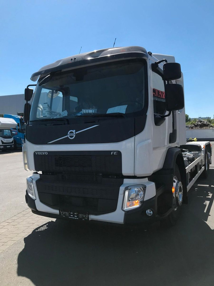 Volvo FE 320 6x2 - Hook lift truck: picture 4 Volvo FE 320 6x2 - Hook lift truck: picture 4