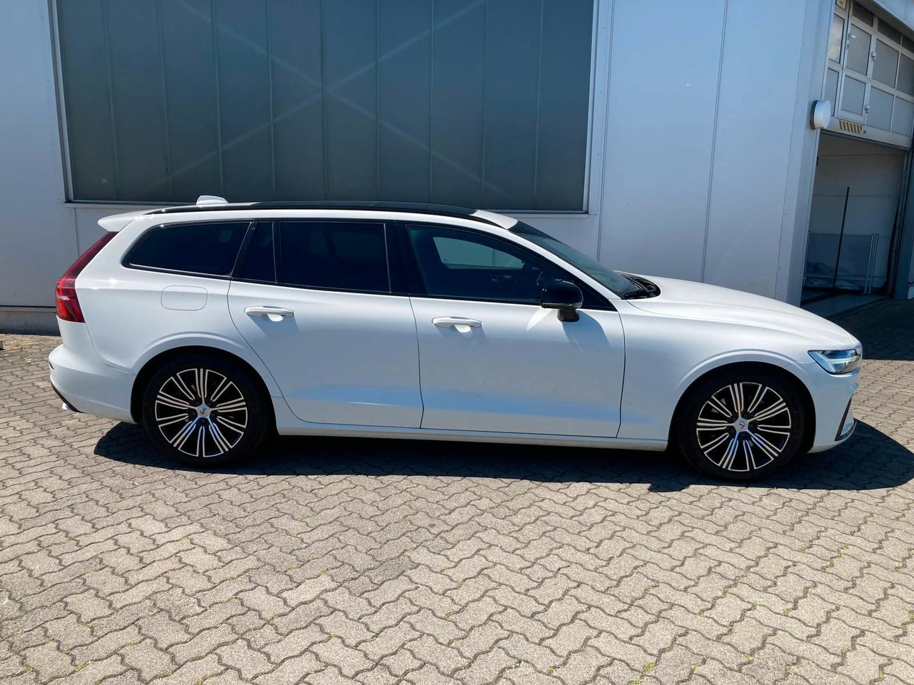 Volvo V60 B4 (Diesel) R Design (Standheiz, AHK, Pano) - Car: picture 2 Volvo V60 B4 (Diesel) R Design (Standheiz, AHK, Pano) - Car: picture 2
