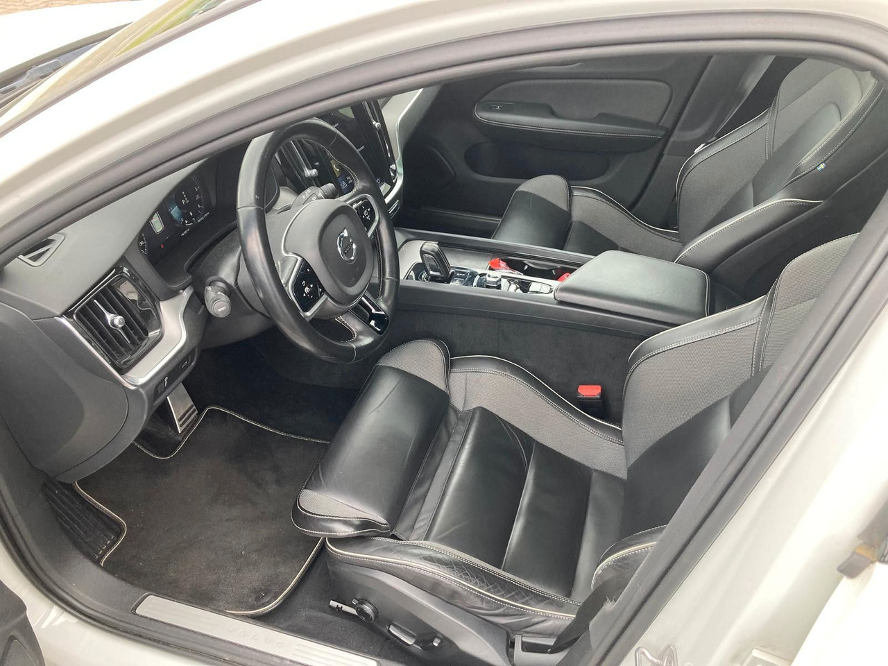 Volvo V60 B4 (Diesel) R Design (Standheiz, AHK, Pano) - Car: picture 2 Volvo V60 B4 (Diesel) R Design (Standheiz, AHK, Pano) - Car: picture 2