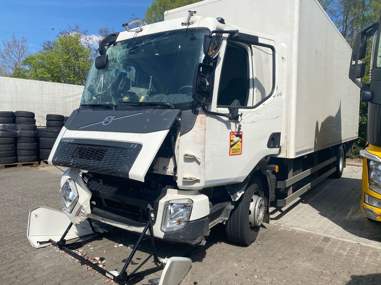 Volvo FL 16.280 Koffer Unfallschaden - Box truck: picture 2 Volvo FL 16.280 Koffer Unfallschaden - Box truck: picture 2