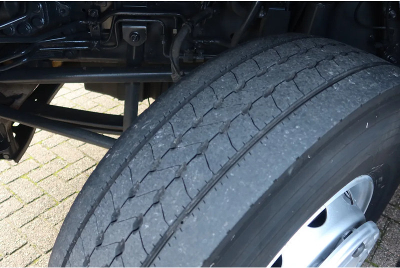 Refrigerator truck DAF CF 450 8x2 Koel/Vries Carrier Supra 1150 Diesel/Electric FRC 10/2027: picture 14 Refrigerator truck DAF CF 450 8x2 Koel/Vries Carrier Supra 1150 Diesel/Electric FRC 10/2027: picture 14