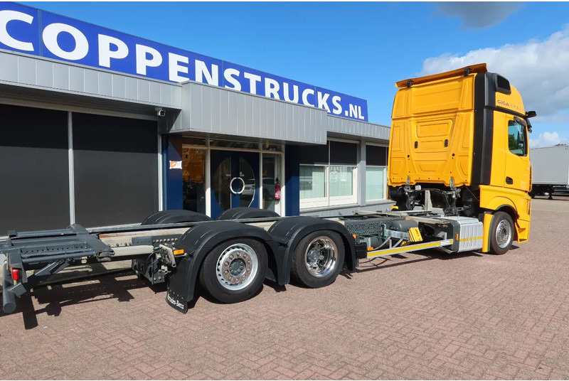 Container transporter/ Swap body truck Mercedes-Benz Actros 2642 LL Giga Space Wisselbare opbouw/chassis cabine + lift as: picture 11