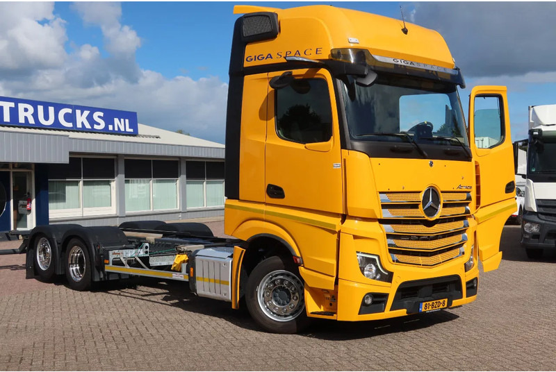 Container transporter/ Swap body truck Mercedes-Benz Actros 2642 LL Giga Space Wisselbare opbouw/chassis cabine + lift as: picture 20