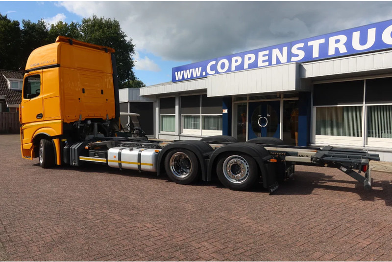Container transporter/ Swap body truck Mercedes-Benz Actros 2642 LL Giga Space Wisselbare opbouw/chassis cabine + lift as: picture 7