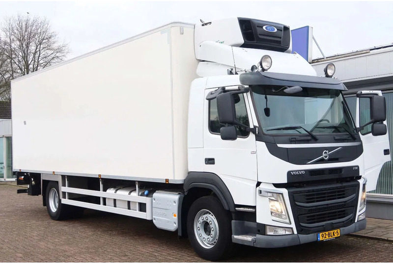 Volvo FM 330 4x2 Koel/Vries Carrier Supra 380 + Klep Dhollandia 2500 kg - Refrigerator truck: picture 2 Volvo FM 330 4x2 Koel/Vries Carrier Supra 380 + Klep Dhollandia 2500 kg - Refrigerator truck: picture 2