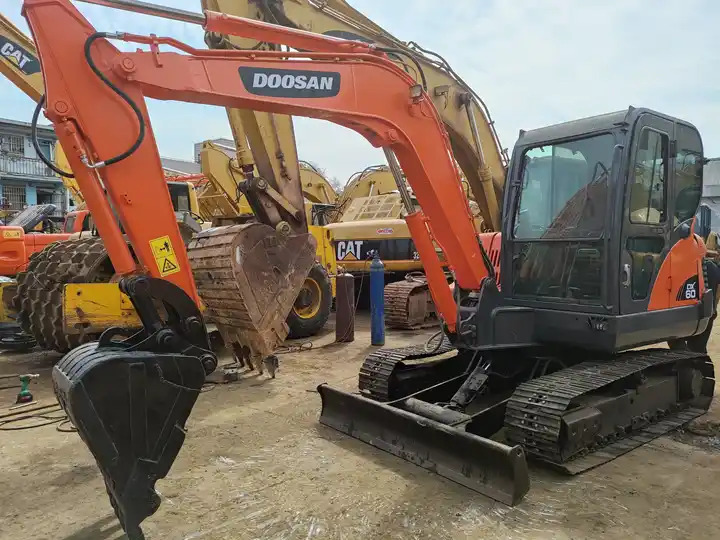 Doosan DX60 Mini Wheel Excavator for Sale Provided Korea Good Construction Original Korea Doosan Engine 6 T,6 Ton in stock - Crawler excavator: picture 2 Doosan DX60 Mini Wheel Excavator for Sale Provided Korea Good Construction Original Korea Doosan Engine 6 T,6 Ton in stock - Crawler excavator: picture 2