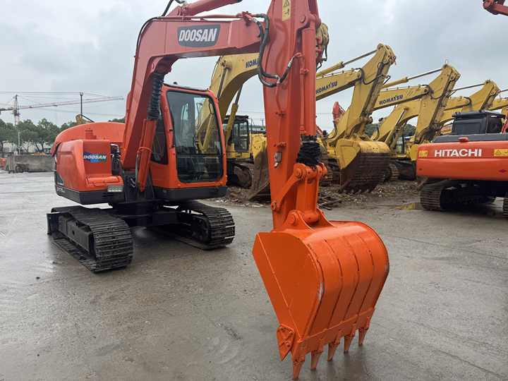 Doosan DX75-9C Used Excavator Crawler Second Hand Korean Engine DX75-9C Small Digger for Home or Farm - Crawler excavator: picture 3 Doosan DX75-9C Used Excavator Crawler Second Hand Korean Engine DX75-9C Small Digger for Home or Farm - Crawler excavator: picture 3