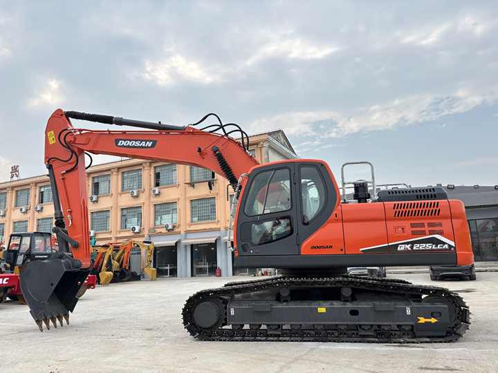 Good Quality Original 23ton Doosan DX225LCA Used Large Excavators for Sale at Low Price Secondhand Doosan225LCA Heavy Digger - Crawler excavator: picture 4 Good Quality Original 23ton Doosan DX225LCA Used Large Excavators for Sale at Low Price Secondhand Doosan225LCA Heavy Digger - Crawler excavator: picture 4