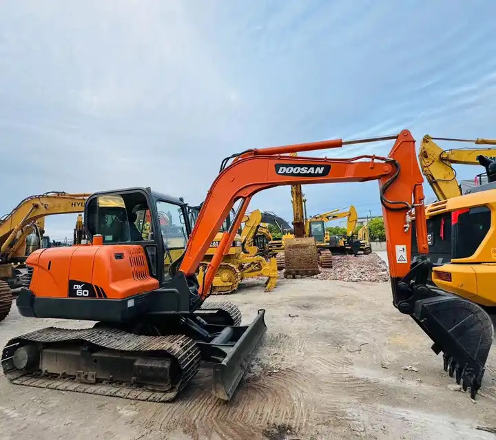 Nice Performance 6t Small Used Excavator,Original Korea Doosan Used Excavators Doosan Dx60 For Sale In Shanghai - Crawler excavator: picture 3 Nice Performance 6t Small Used Excavator,Original Korea Doosan Used Excavators Doosan Dx60 For Sale In Shanghai - Crawler excavator: picture 3