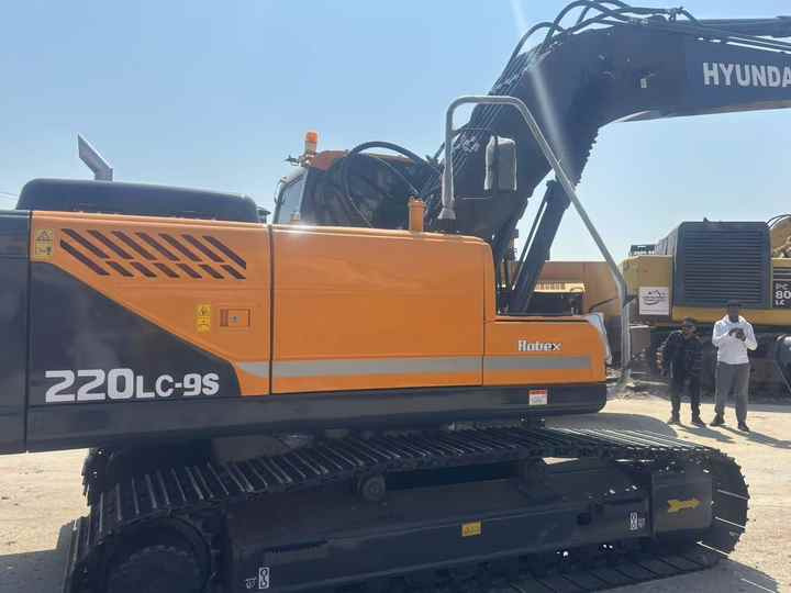 Used Original Korea Multifunction Crawler Excavator Hyundai HX220L High Efficiency Hyundai 225LC 220LC in Good Condition on Sale - Excavator: picture 2 Used Original Korea Multifunction Crawler Excavator Hyundai HX220L High Efficiency Hyundai 225LC 220LC in Good Condition on Sale - Excavator: picture 2