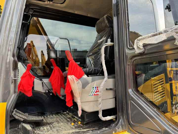 Nice porfmance Japanese Hot Selling Good Condition Used Excavator Komatsu PC130 Cheap Price PC210 PC220-8 pc120 pc130 - Crawler excavator: picture 4 Nice porfmance Japanese Hot Selling Good Condition Used Excavator Komatsu PC130 Cheap Price PC210 PC220-8 pc120 pc130 - Crawler excavator: picture 4