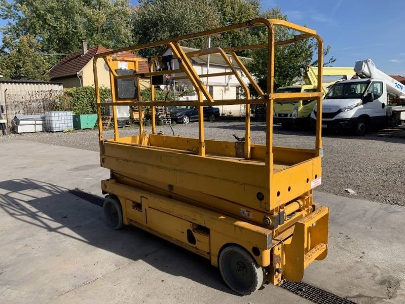 Haulotte Compact 8 - 8m, electric  - Scissor lift: picture 1 Haulotte Compact 8 - 8m, electric  - Scissor lift: picture 1