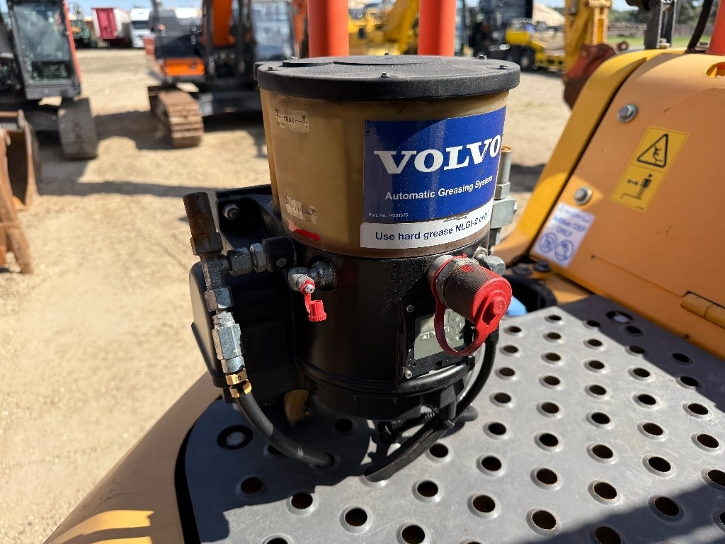 Crawler excavator Volvo ECR 235 EL: picture 21