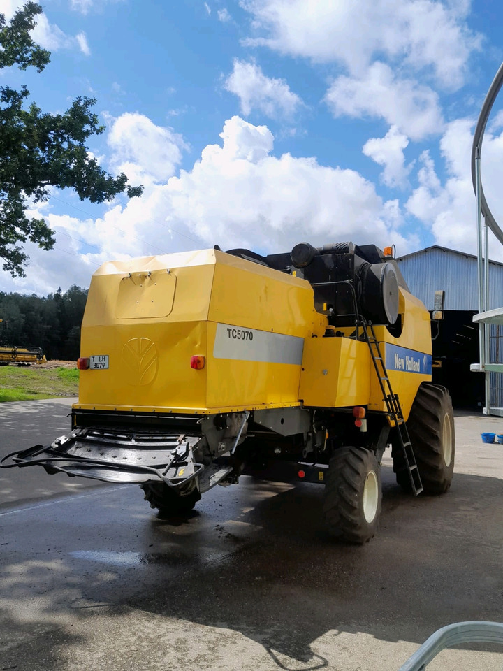 New Holland TC5070 - Combine harvester: picture 4 New Holland TC5070 - Combine harvester: picture 4