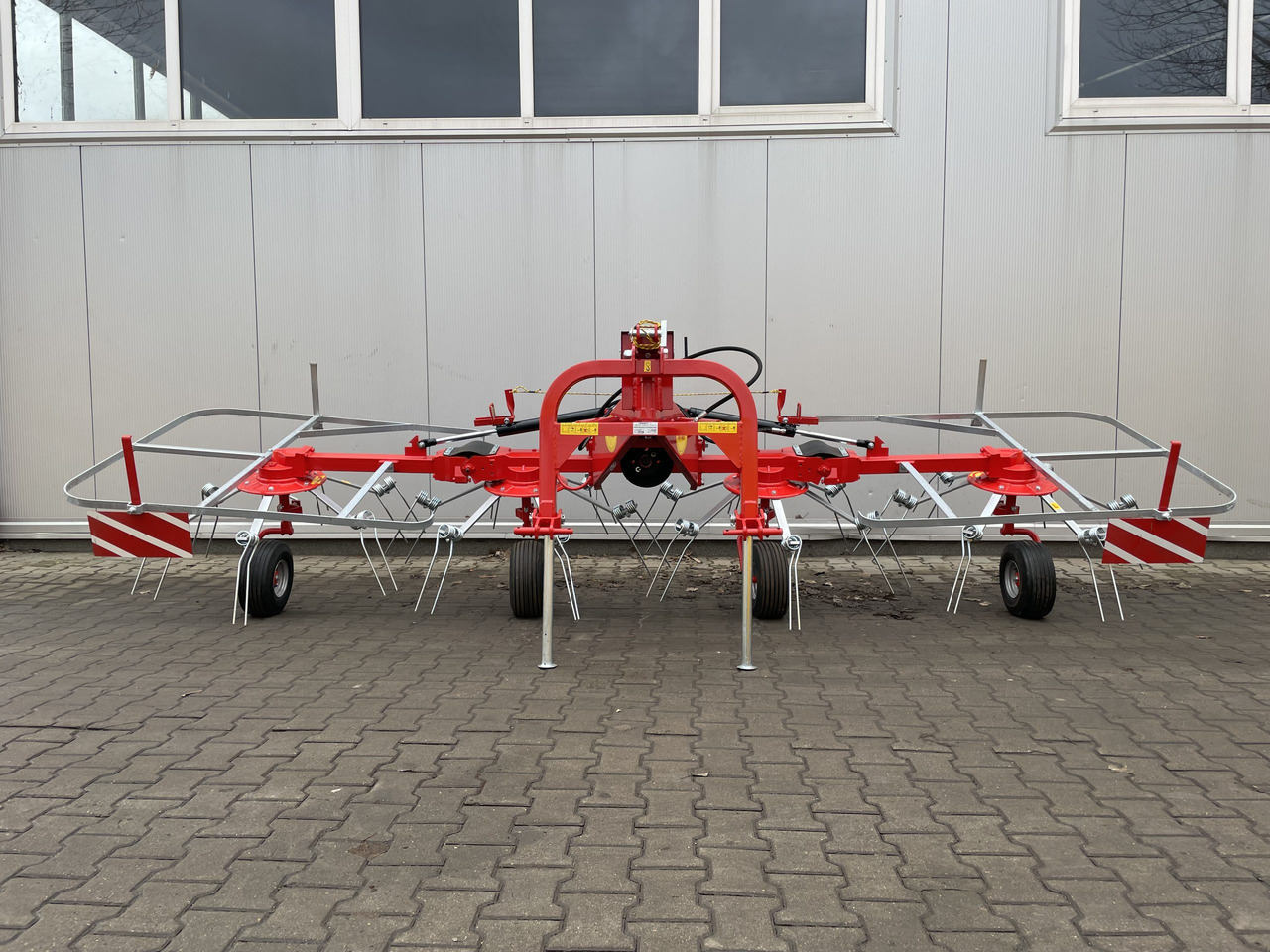 JAR-MET Schwader / Tedder / Faneuse / Przetrząsacz 5,2 m - Tedder/ Rake: picture 1 JAR-MET Schwader / Tedder / Faneuse / Przetrząsacz 5,2 m - Tedder/ Rake: picture 1