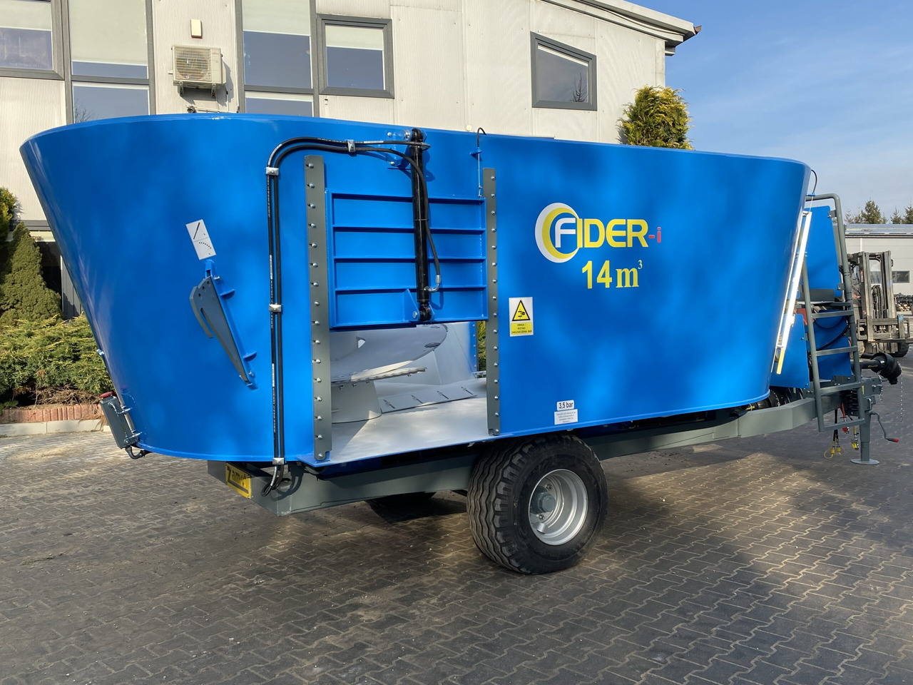 ZAMET Futtermischwagen / Feed mixer / Melangeuse / Carro miscelatore / Vagoneta 2 sinfines / Кормораздатчик 2 шнека / Wóz paszowy 14 m3 - Forage mixer wagon: picture 4 ZAMET Futtermischwagen / Feed mixer / Melangeuse / Carro miscelatore / Vagoneta 2 sinfines / Кормораздатчик 2 шнека / Wóz paszowy 14 m3 - Forage mixer wagon: picture 4