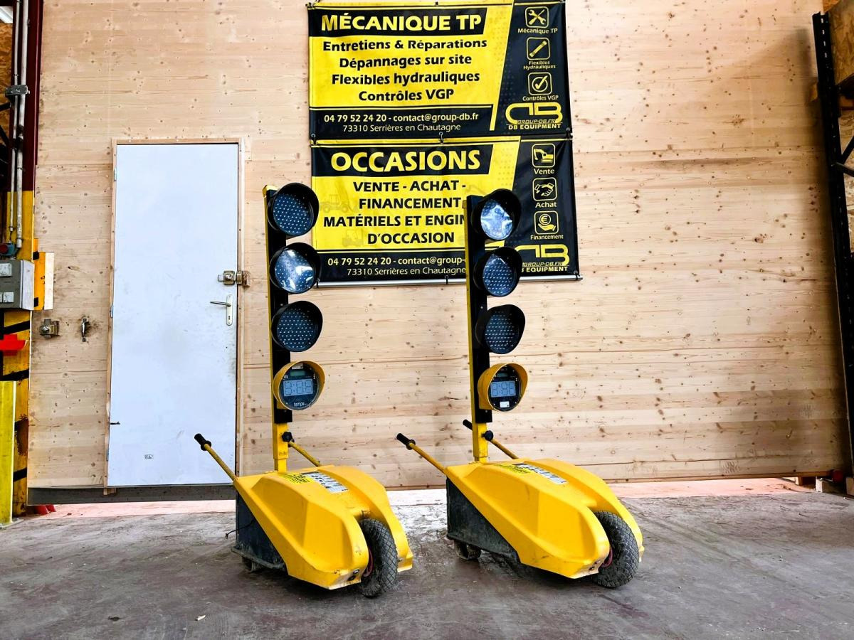 FEUX DE CHANTIER TRICOLORES TTS TEMPO AVEC TELECOMMANDE D'OCCASION - Construction equipment: picture 1 FEUX DE CHANTIER TRICOLORES TTS TEMPO AVEC TELECOMMANDE D'OCCASION - Construction equipment: picture 1