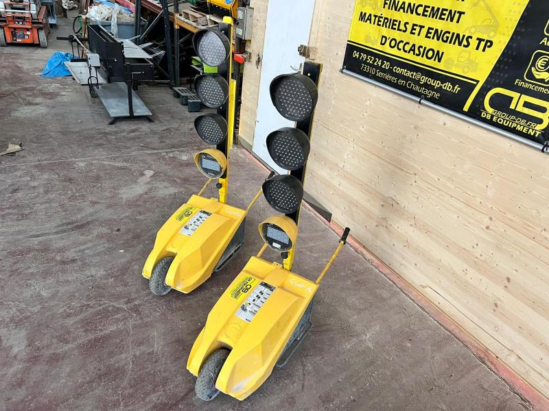 FEUX DE CHANTIER TRICOLORES TTS TEMPO AVEC TELECOMMANDE D'OCCASION - Construction equipment: picture 3 FEUX DE CHANTIER TRICOLORES TTS TEMPO AVEC TELECOMMANDE D'OCCASION - Construction equipment: picture 3