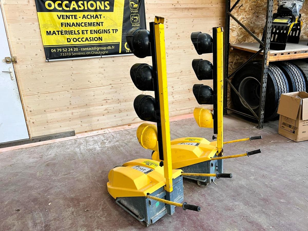 FEUX DE CHANTIER TRICOLORES TTS TEMPO AVEC TELECOMMANDE D'OCCASION - Construction equipment: picture 2 FEUX DE CHANTIER TRICOLORES TTS TEMPO AVEC TELECOMMANDE D'OCCASION - Construction equipment: picture 2