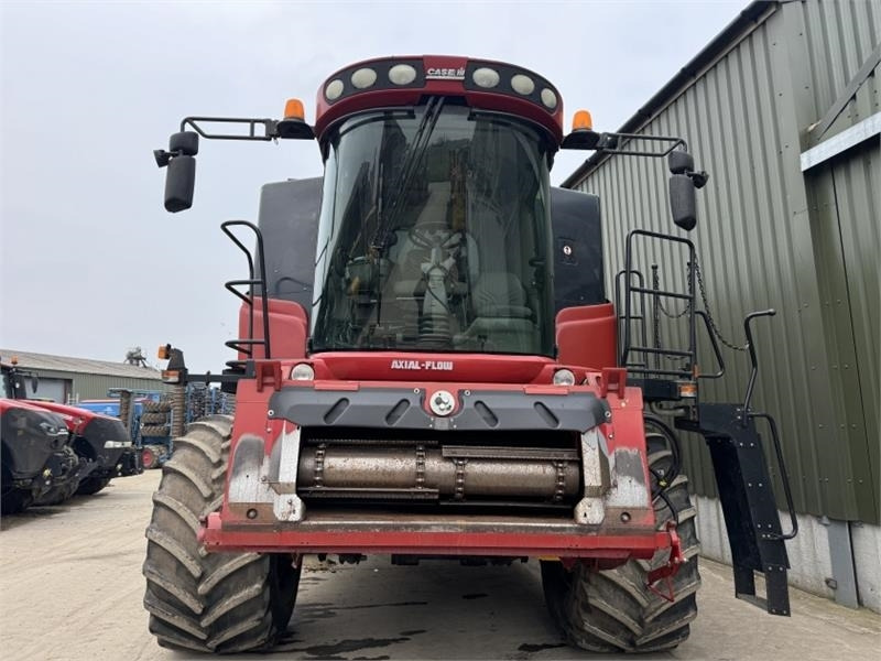 Case Axial Flow AFX 8010 c/w 30ft Header - Harvester attachment: picture 5 Case Axial Flow AFX 8010 c/w 30ft Header - Harvester attachment: picture 5