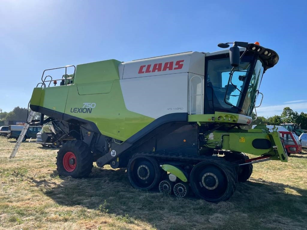 Claas 750TT c/w V900 Header - Combine harvester: picture 3 Claas 750TT c/w V900 Header - Combine harvester: picture 3