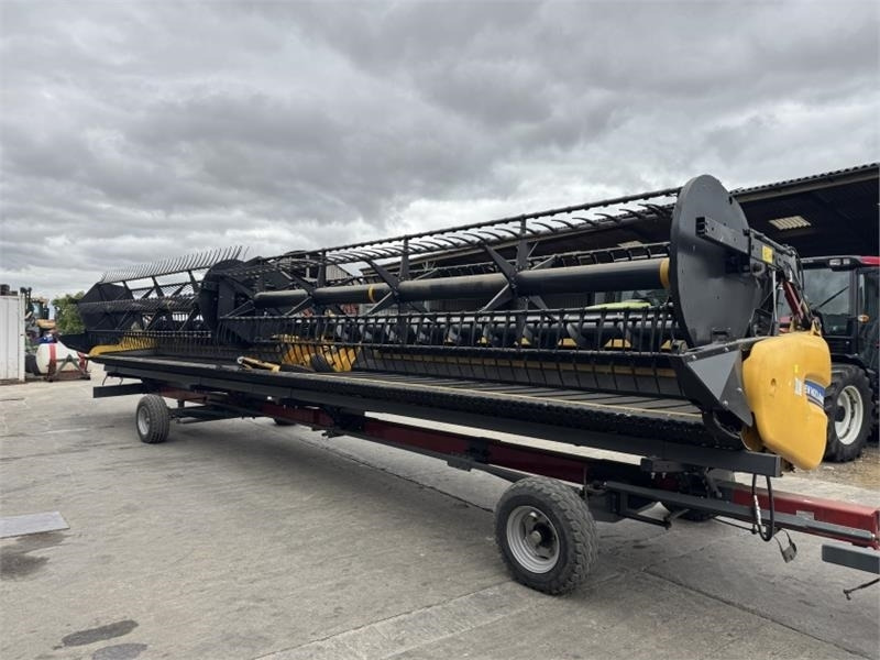 New Holland 8Z40 Draper Header - Harvester attachment: picture 1 New Holland 8Z40 Draper Header - Harvester attachment: picture 1