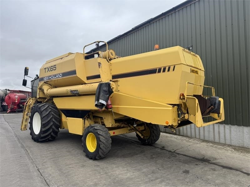 New Holland TX65 c/w 17ft Header - Harvester attachment: picture 2 New Holland TX65 c/w 17ft Header - Harvester attachment: picture 2