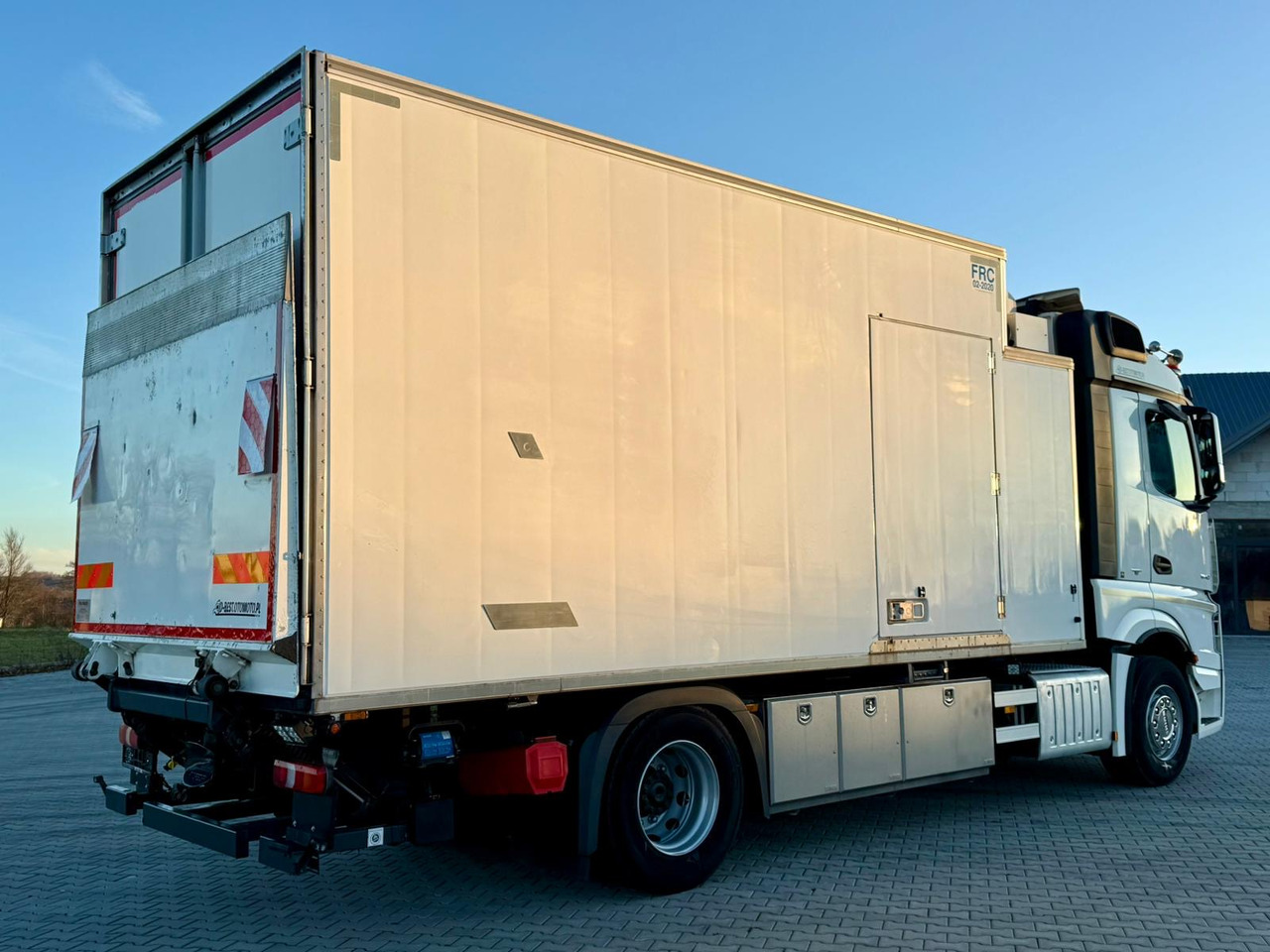 MERCEDES-BENZ ACTROS 1840 / CHŁODNIA / WINDA / 15 EUROPALET / 6.10 M DŁUGOŚCI / DUŻA KABINA / AUTOMAT / SPROWADZONY / SERWISOWANY / EURO 6 - Refrigerator truck: picture 3 MERCEDES-BENZ ACTROS 1840 / CHŁODNIA / WINDA / 15 EUROPALET / 6.10 M DŁUGOŚCI / DUŻA KABINA / AUTOMAT / SPROWADZONY / SERWISOWANY / EURO 6 - Refrigerator truck: picture 3