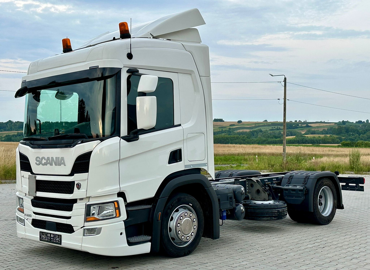 SCANIA P220 / RAMA DO ZABUDOWY / ROZSTAW OSI 3.90 M / SILNIK 6 / WYWROTKA / BECZKA / HAKOWIEC / UTRZYMANIE DRÓG / AUTOMAT / 2019 ROK / NISKI PRZEBIEG - Cab chassis truck: picture 2 SCANIA P220 / RAMA DO ZABUDOWY / ROZSTAW OSI 3.90 M / SILNIK 6 / WYWROTKA / BECZKA / HAKOWIEC / UTRZYMANIE DRÓG / AUTOMAT / 2019 ROK / NISKI PRZEBIEG - Cab chassis truck: picture 2