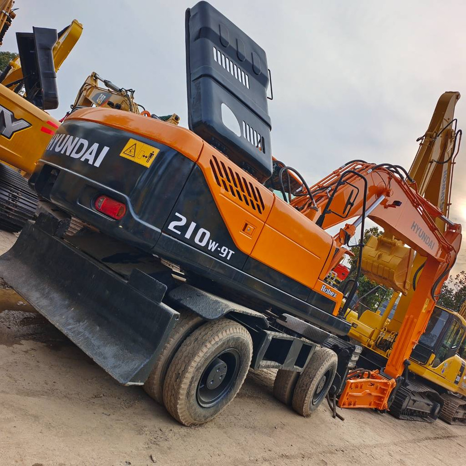 Hyundai 210W-9 - Wheel excavator: picture 1 Hyundai 210W-9 - Wheel excavator: picture 1