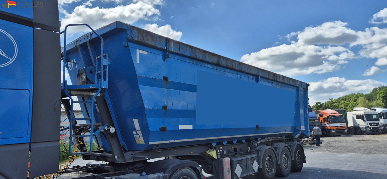 Kempf SKM 35/3 Leichter Schaden am Heck voll fahrbereit. - Tipper semi-trailer: picture 1 Kempf SKM 35/3 Leichter Schaden am Heck voll fahrbereit. - Tipper semi-trailer: picture 1