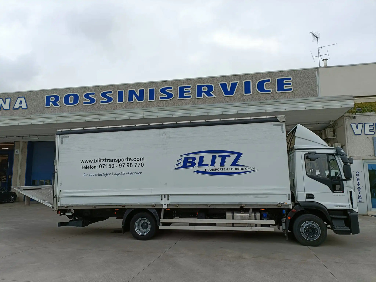 IVECO EUROCARGO 120E25P - Curtainsider truck: picture 3 IVECO EUROCARGO 120E25P - Curtainsider truck: picture 3