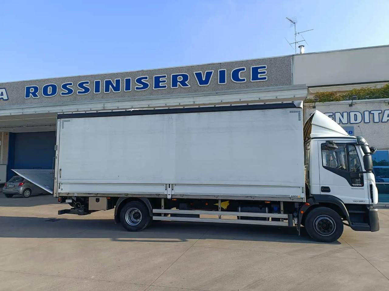 IVECO EUROCARGO 140E28P - Curtainsider truck: picture 3 IVECO EUROCARGO 140E28P - Curtainsider truck: picture 3