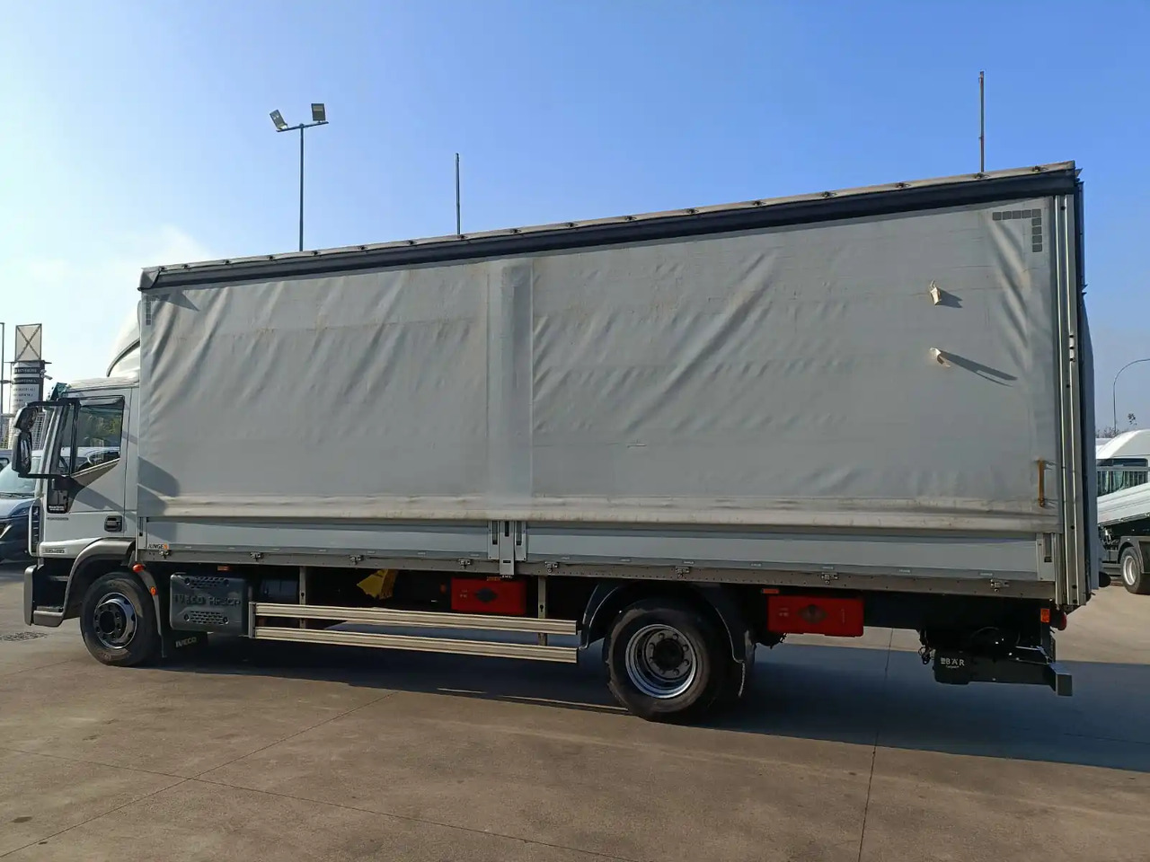 IVECO EUROCARGO 140E28P - Curtainsider truck: picture 5 IVECO EUROCARGO 140E28P - Curtainsider truck: picture 5