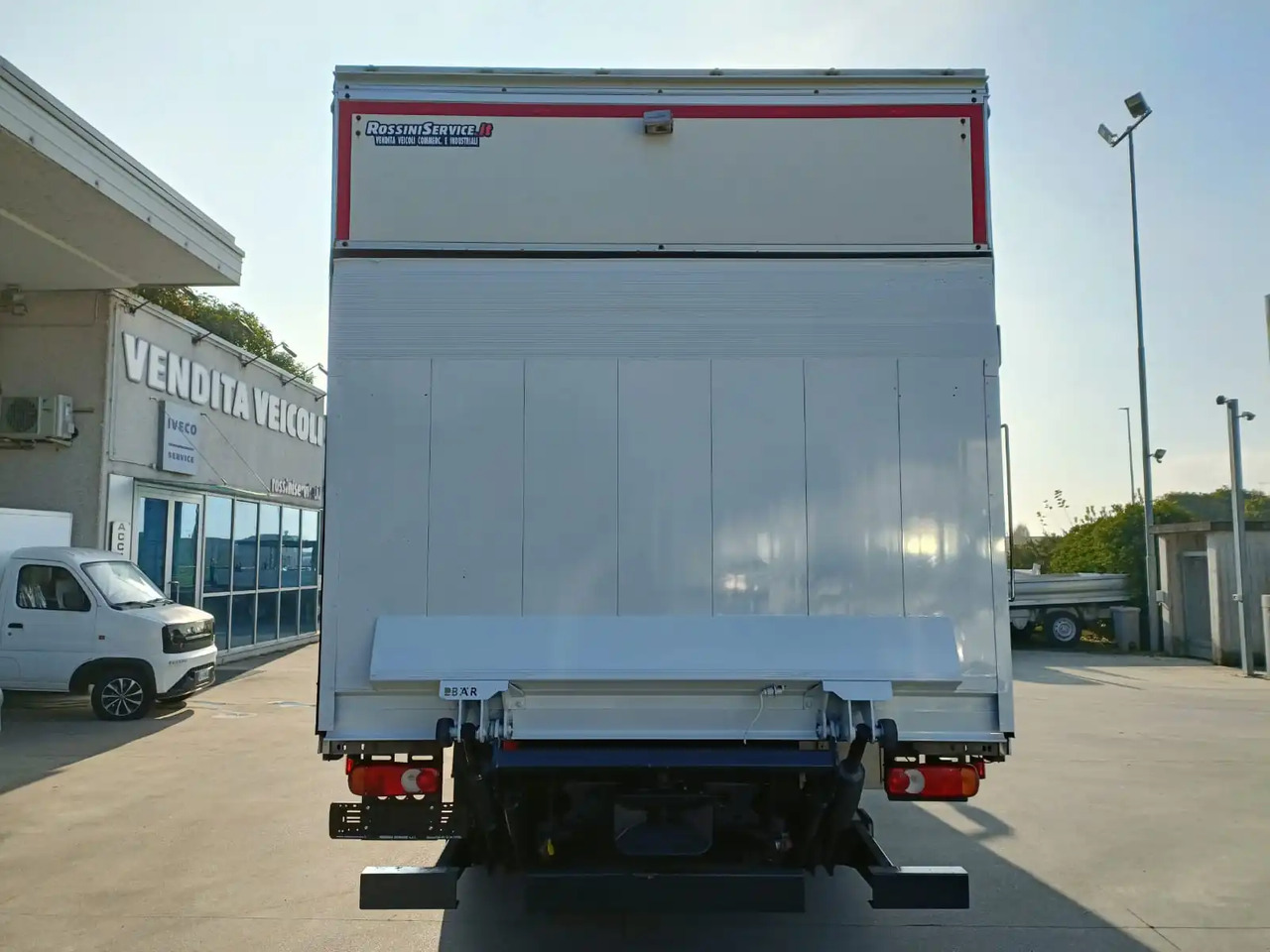 IVECO EUROCARGO 140E28P - Curtainsider truck: picture 4 IVECO EUROCARGO 140E28P - Curtainsider truck: picture 4