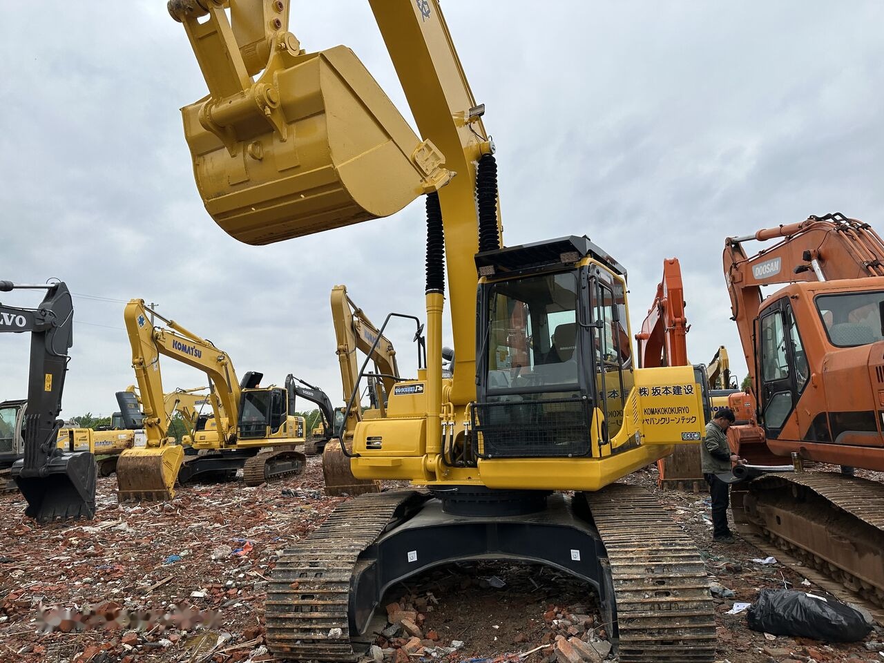 Komatsu PC220-8 - Crawler excavator: picture 4 Komatsu PC220-8 - Crawler excavator: picture 4