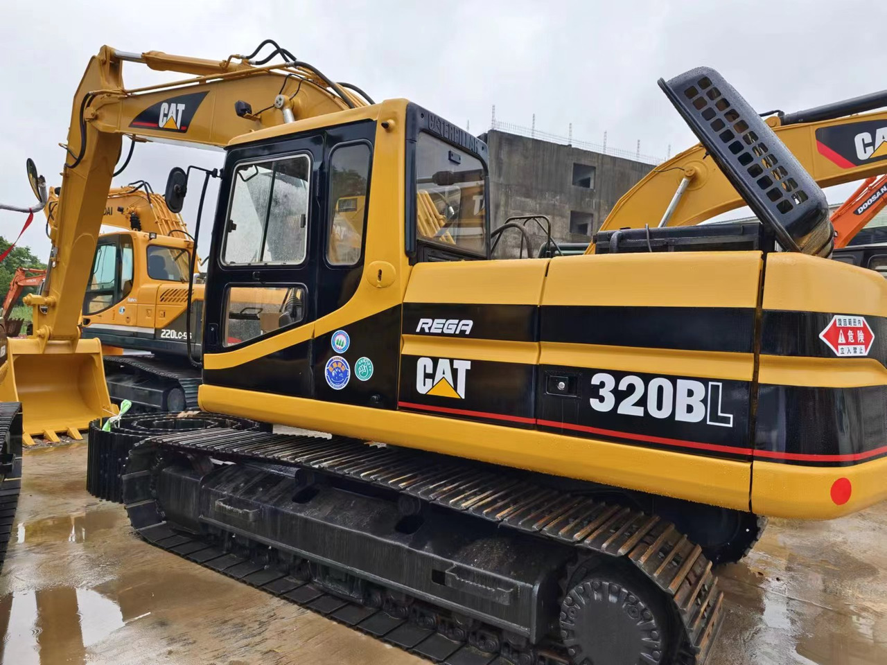 CATERPILLAR 320BL - Crawler excavator: picture 1 CATERPILLAR 320BL - Crawler excavator: picture 1