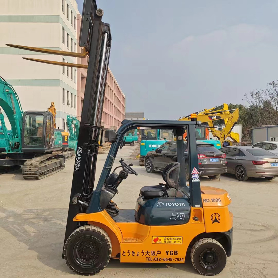 TOYOTA FD30 - Diesel forklift: picture 2 TOYOTA FD30 - Diesel forklift: picture 2