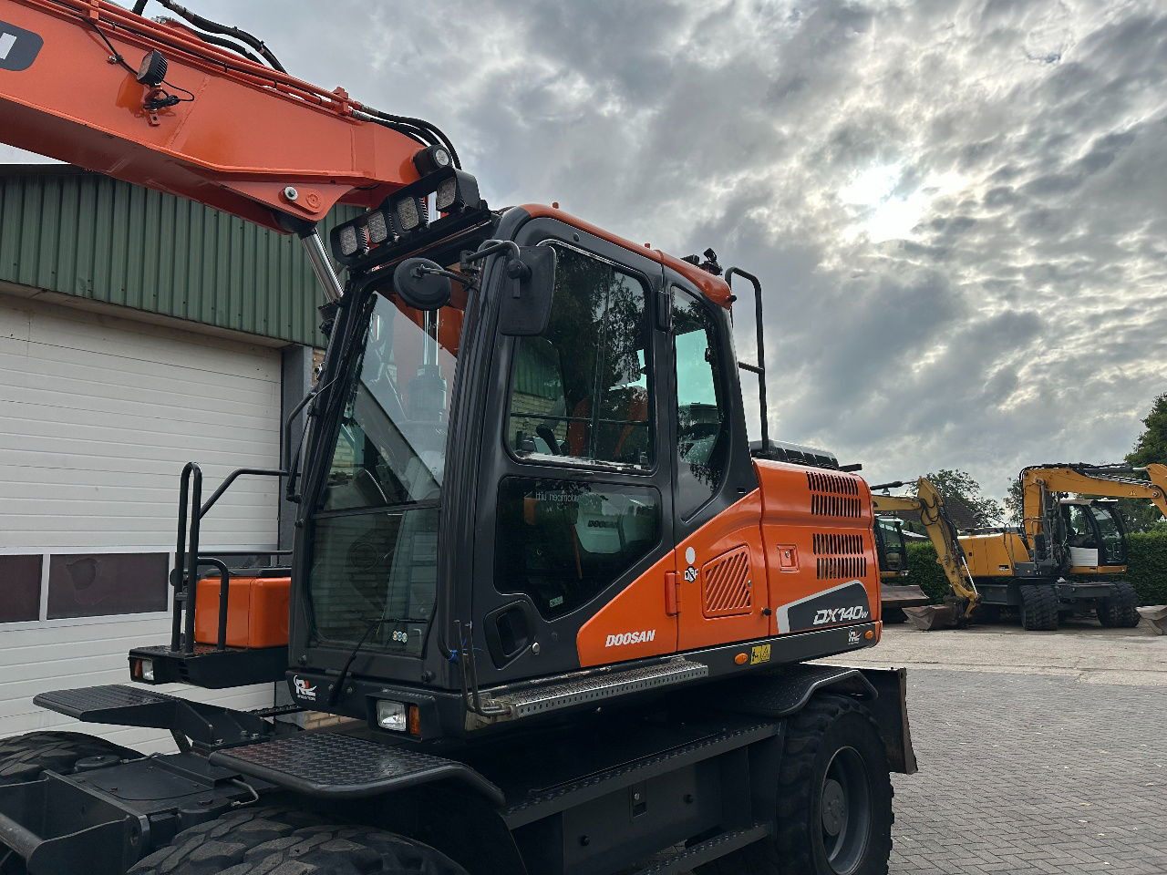 Doosan DX140W-5 - Wheel excavator: picture 3 Doosan DX140W-5 - Wheel excavator: picture 3