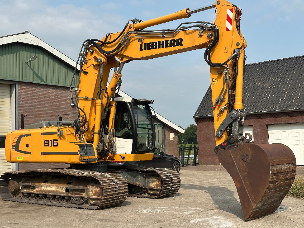 Crawler excavator Liebherr R906: picture 6