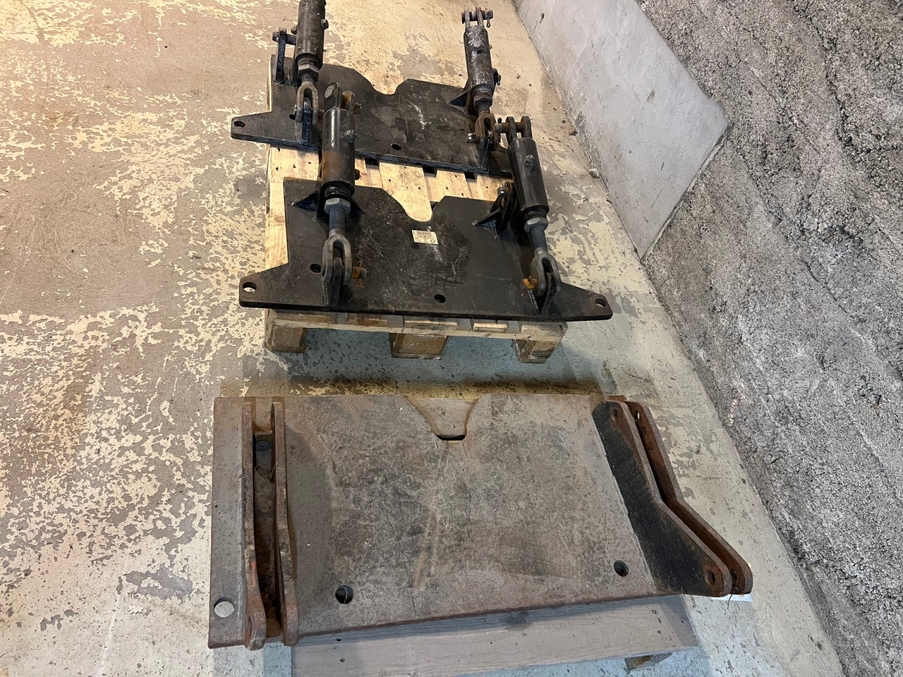 2 stk Tellefsdal Brøyteplate og 1 ukjent merke - Attachment for Construction machinery: picture 3 2 stk Tellefsdal Brøyteplate og 1 ukjent merke - Attachment for Construction machinery: picture 3