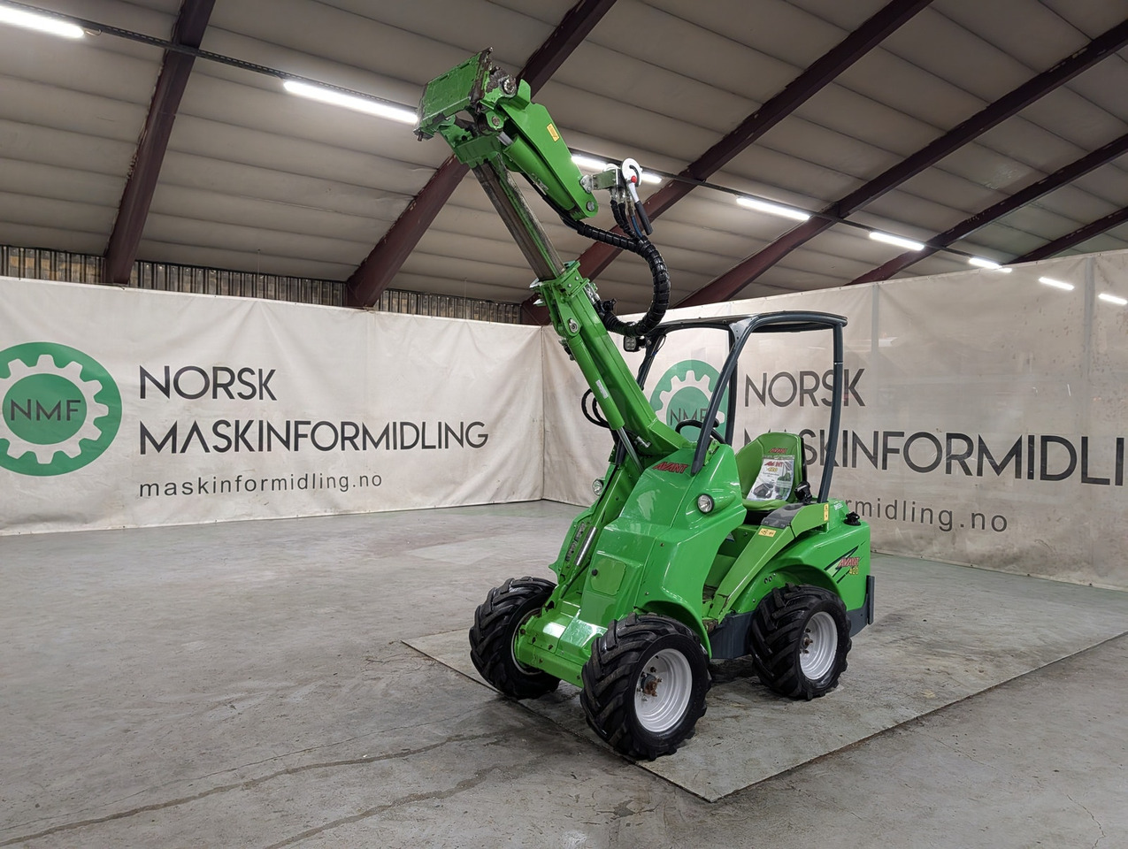 Telescopic wheel loader Avant 420: picture 1