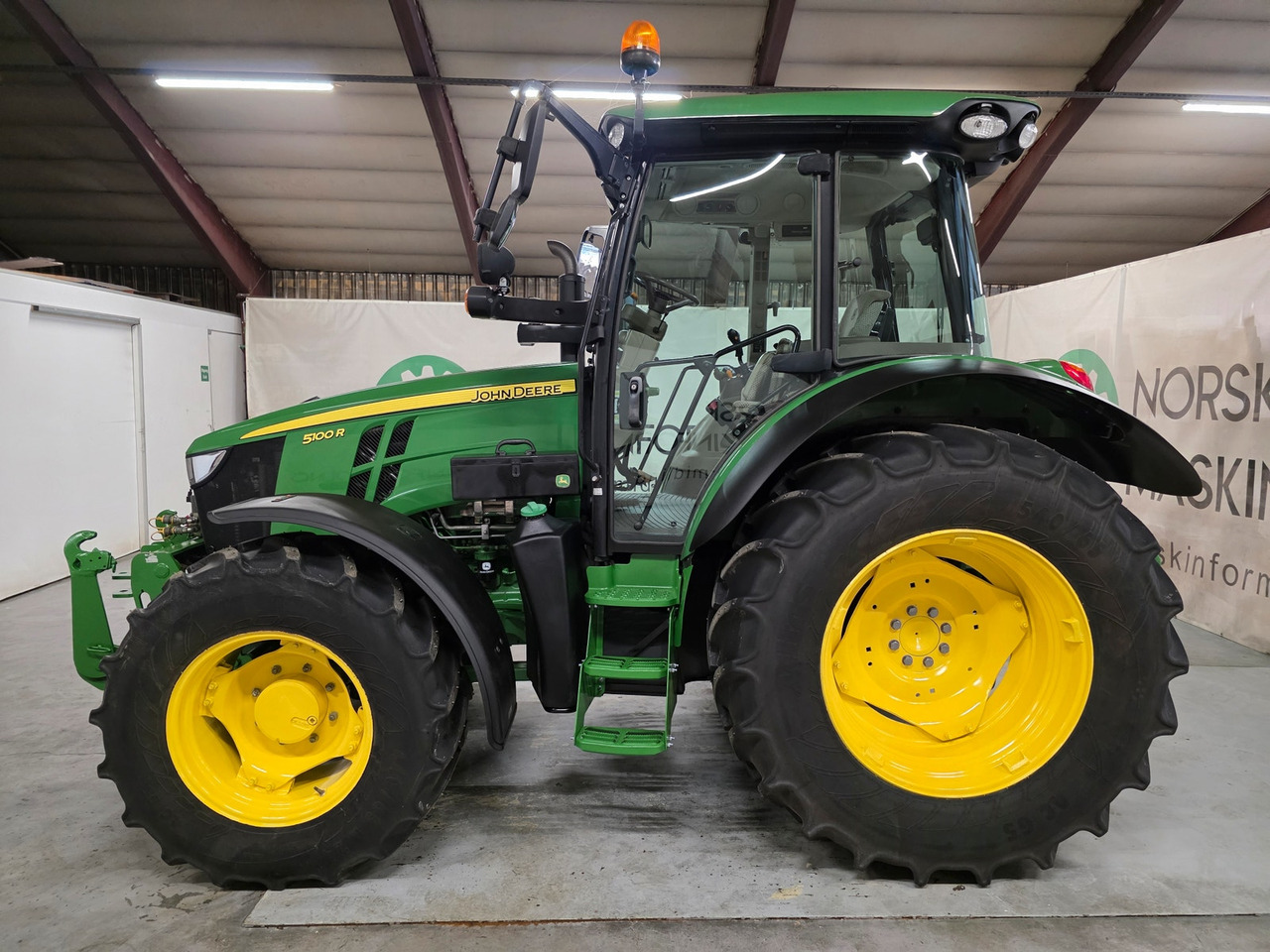 John Deere 5100R - Farm tractor: picture 2 John Deere 5100R - Farm tractor: picture 2